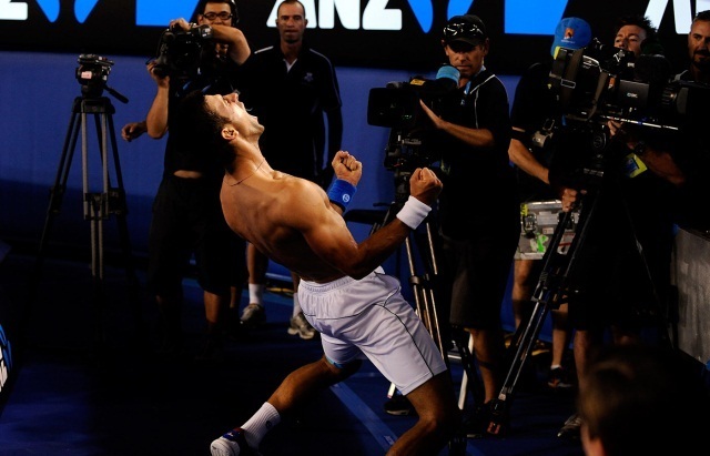 Novak Djokovics szerb teniszező örül a 2012-es Australian Openen aratott győzelmének