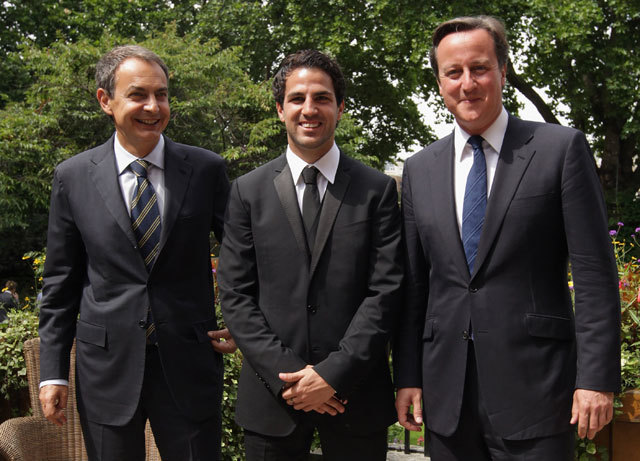 Fabregas (középen) Zapatero (balra) és Cameron gyűrűjében