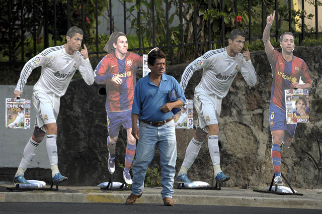 ionel Messi, Cristiano Ronaldo vagy Xavi Hernandez kapja meg az elmúlt idény legjobb európai labdarúgójának járó díjat, amelyet idén először ad át a kontinentális szövetség