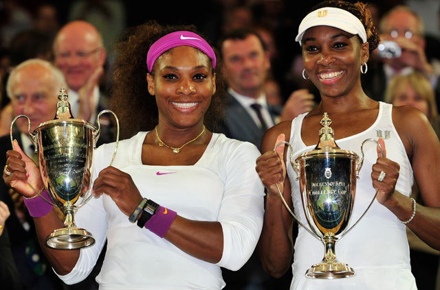 Serena és Venus Williams a győzelemért járó serleggel 