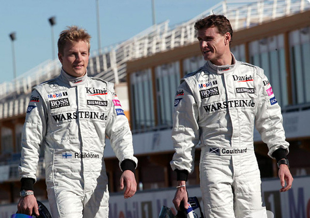 Kimi Räkkönen és David Coulthard sétálnak a McLaren Mercedes versenyzőiként a Forma-1 egyik futama előtt 2004-ben.