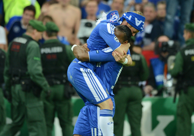 Fernando Torres és Didier Drogba ünnepelnek a Bayern München-Chelsea Bajnokok Ligája-döntő után 2012-ben.