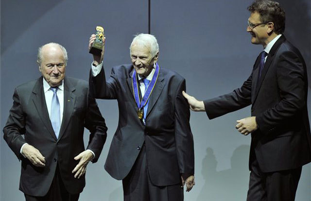 Joseph Blatter (b), a FIFA elnöke és Jérome Valcke (j), a FIFA főtitkára adta át az elismertés Szepesi Györgynek (k) - Fotó: MTI 