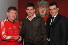 Gerrard Kenny Dalglish menedzserrel (b), és Damien Comolli sporigazgatóval (j) a bejelentés után 