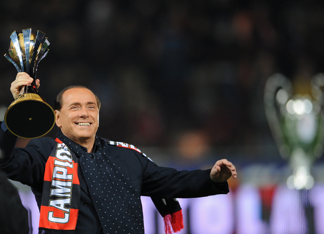 Silvio Berlusconi a serleggel - Fotó: AFP