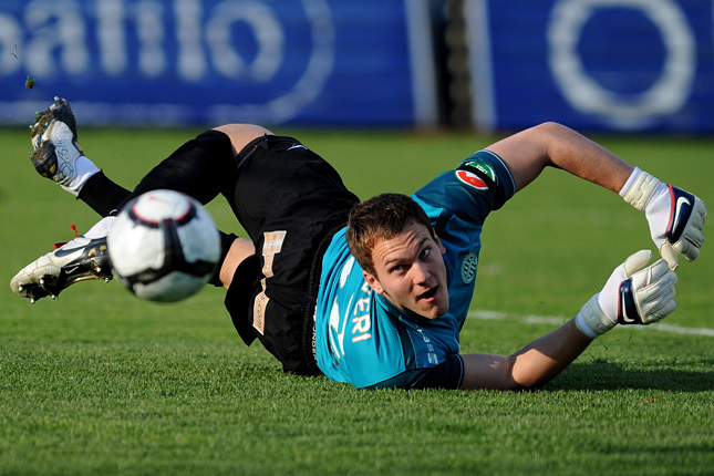 Megyeri a labdára, Egervári a kapusra figyel - Fotó: MTI (Ilyés Tibor)