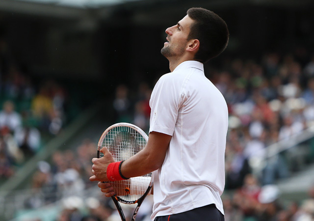 Novak Djokovics a Jo-Wilfried Tsonga elleni mérkőzésén a Roland Garros negyeddöntőjében 2012-ben.