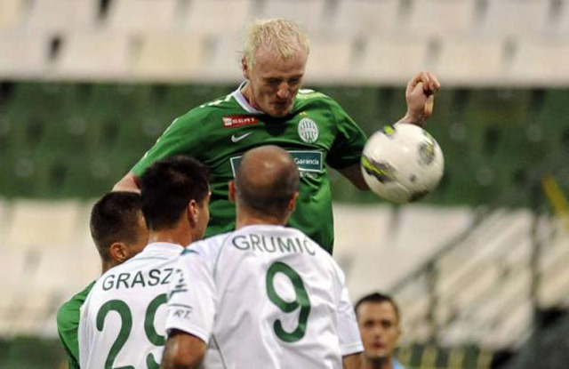 A Ferencváros továbbra is pont nélkül áll a labdarúgó Ligakupában, miután szerdán hazai pályán kétgólos vereséget szenvedett a Kaposvártól a 3. fordulóban.