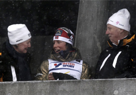 Marit Björgennek gratulál a norvég királyi pár a második aranyérméhez az Oslóban zajló északisí-világbajnokságon 2011-ben