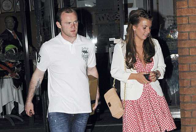 Wayne Rooneyt felesége, Coleen is elkísérte