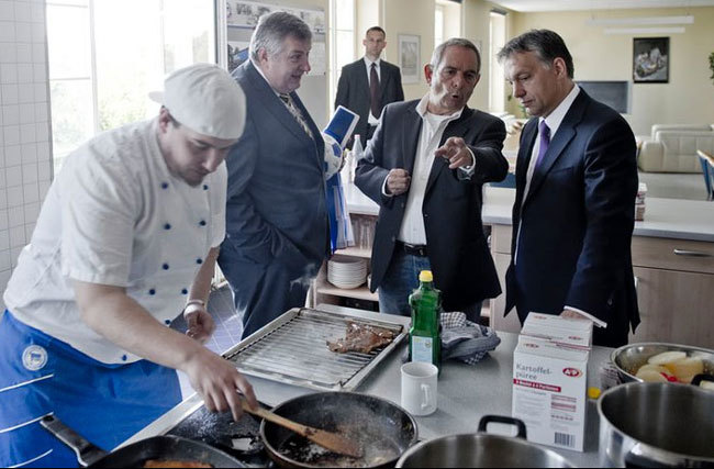 Orbán Viktor miniszterelnök a berlini klub konyháját is meglátogatta - facebook.com