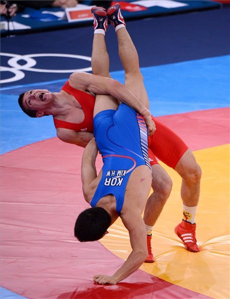 Lőrincz Tamás (pirosban) küzd a dél-koreai Kim Hjon Vu ellen a férfi kötöttfogású birkózók 66 kg-os súlycsoportjának döntőjében a 2012-es londoni nyári olimpián, az ExCel központban 2012. augusztus 7-én. A magyar versenyző vesztett, így ezüstérmet nyert. MTI Fotó: Kollányi Péter 