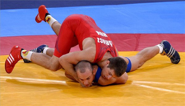 Lőrincz Tamás (pirosban) küzd a német Frank Stäbler ellen a férfi kötöttfogású birkózók 66 kg-os súlycsoportjának nyolcaddöntőjében a 2012-es londoni nyári olimpián, az ExCel központban 2012. augusztus 7-én. A magyar versenyző nyert, ezzel bejutott a negyeddöntőbe.