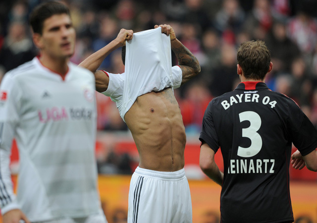 Mario Gomez, Luiz Gustavo és Stefan Reinartz a Bayer Leverkusen-Bayern München Bundesliga-mérkőzés után 2012-ben.