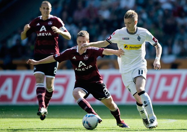 Marco Reus és Timmy Simons küzdenek a labdáért a Mönchengladbach és a Nürnberg mérkőzésén a Bundesligában 2011-ben.