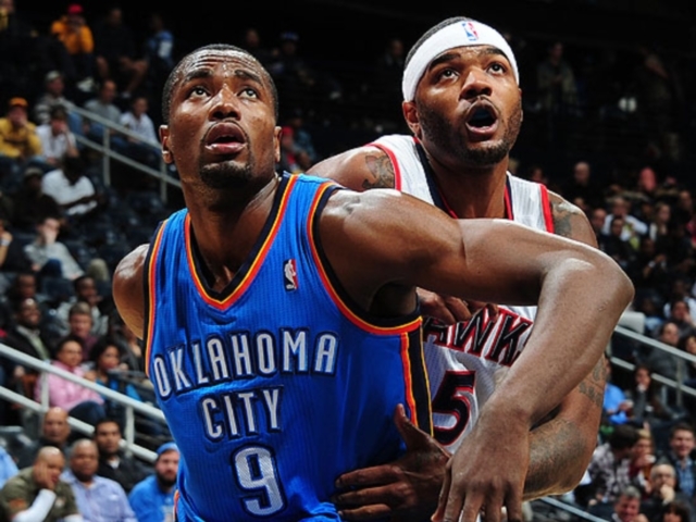 Ibaka és Josh Smith küzdenek az Oklahoma City Thunder és az Atlanta Hawks mérkőzésén az NBA-ben 2012-ben.