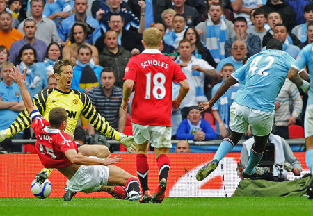 Yaya Touré lő gólt Van der Sar alatt a Manchester City-Manchester United FA-kupa elődöntőben 2011 áprilisában