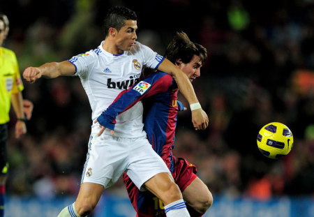 Cristiano Ronaldo és Lionel Messi küzd a barcelona-Real Madrid bajnokin 2010 őszén