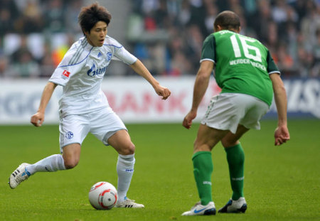Uchida és Silvestre párharca a Werder Bremen-Schalke Bundesliga-mérkőzésen 2011 áprilisában