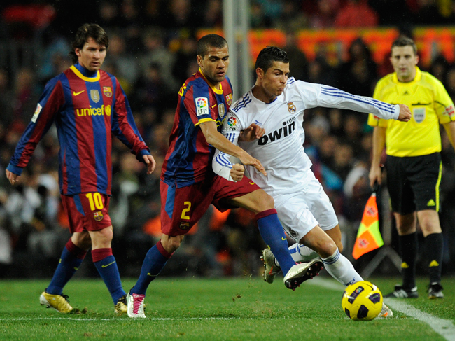 Lionel Messi, Dani Alves a Barcelona és Cristiano Ronaldo, a Real Madrid játékosa a 2010 novemberi El Clásicón.