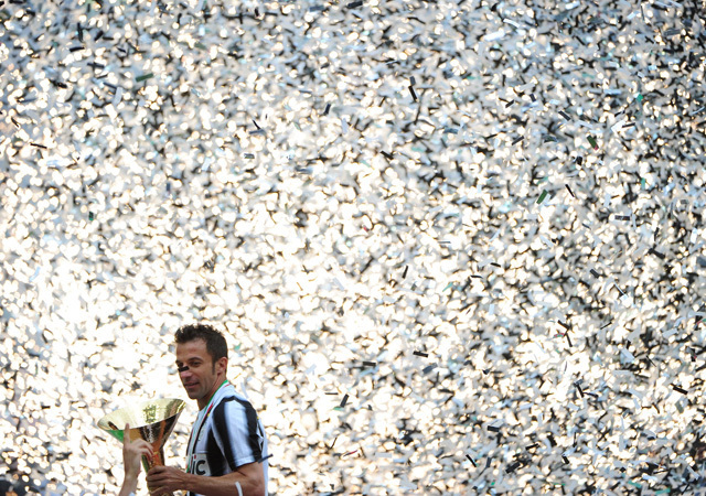 Alessandro Del Piero ünnepli a bajnoki serleggel a kezében a Juventus bajnoki címét a Serie A-ban 2012-ben.