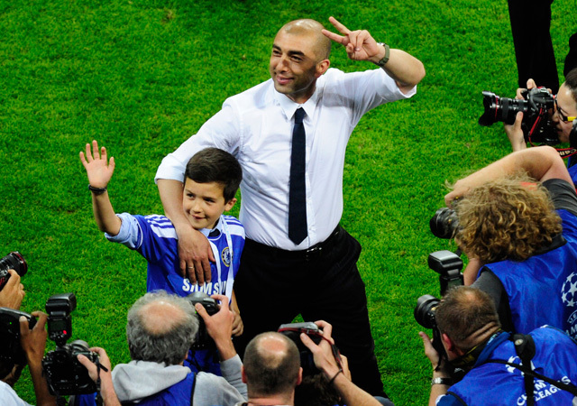 Roberto Di Matteo kisfiával ünnepel a Chelsea Bayern München elleni győzelme után a Bajnokok Ligája döntőjét követően 2012-ben.