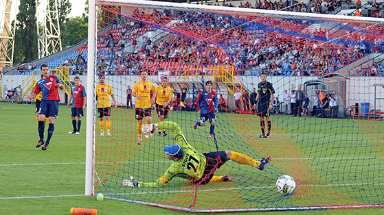 Nemanja Nikolics lő gólt tizenegyesből a Videoton-Pápa mérkőzésen az OTP Bank Ligában 2012-ben.