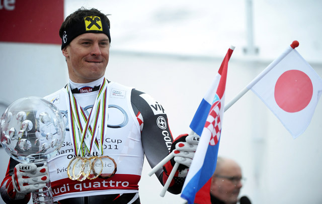 A férfi alpesi sízők összetett Világkupájában címvédő, háromszoros olimpiai ezüstérmes horvát Ivica Kostelicet választották a szakírók az előző idény legjobbjának.