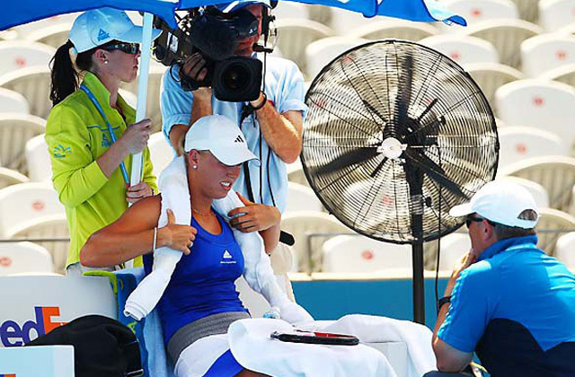 Némi árnyék, nedves törülköző, hatalmas ventillátor - ez maradt Wozniacki számára is a meleg ellen - Fotó: Mark Nolan/Getty Images