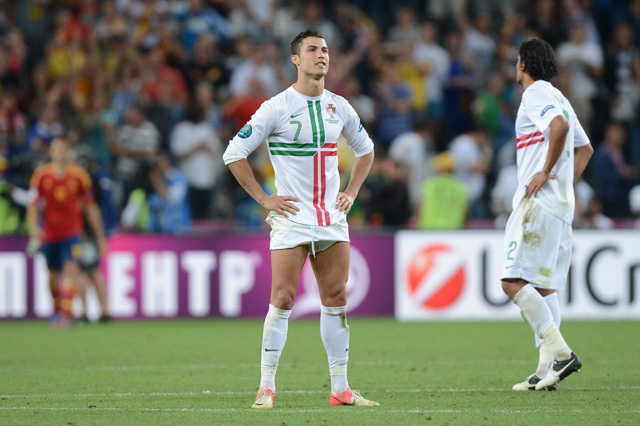 C. Ronaldo (b) Bruno Alves hibája után már érezte a bajt..