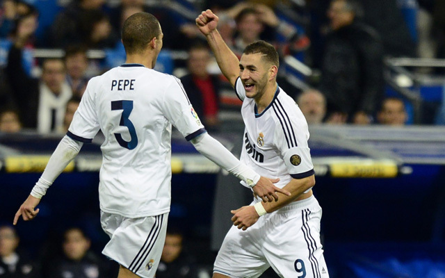 Pepe és Karim Benzema ünnepelnek egy gólt a Real Madrid-Athletic Bilbao mérkőzésen 2012-ben.