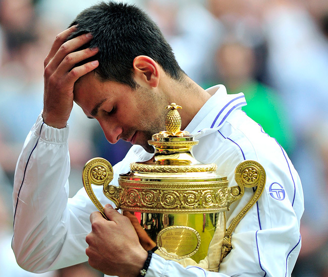 Novak Djokovics a trófeával a wimbledoni tenisztorna Rafael Nadal ellen megnyert döntője után 2011 júliusában