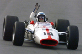 John Surtees, a Forma-1 1964-es világbajnoka - Fotó: AFP