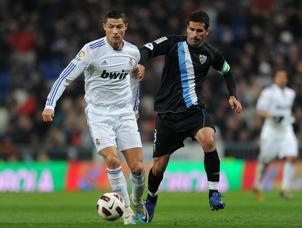Cristiano Ronaldo és Fernando küzdenek a Real Madrid és a Málaga mérkőzésén a Primera Divisiónban.