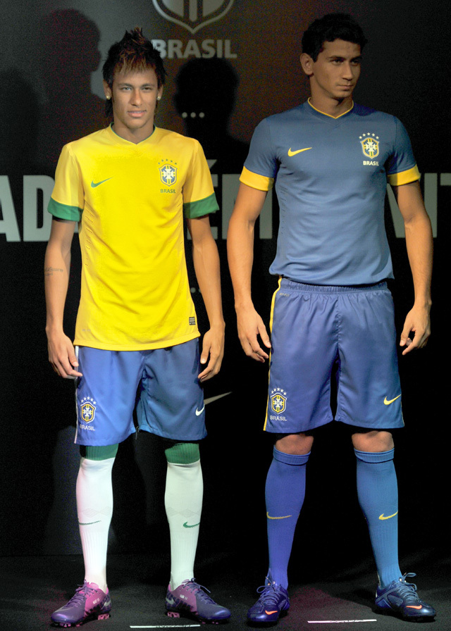 Neymar és Ganso mutatják be a brazil labdarúgó-válogatott mezét 2012-ben Rio de Janeiróban