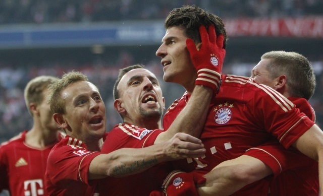 A Bayern München játékosai örülnek egy gólnak a csapat Bundesliga-mérkőzésén 2011-ben.