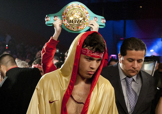 Julio Chavez Jr. érkezik egy bokszmérkőzésére 2011-ben.