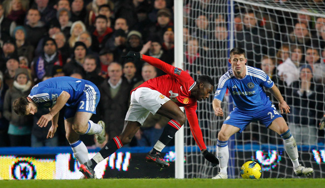 A címvédő Manchester United 0-3-ról egyenlítve szerzett pontot a Chelsea otthonában az angol labdarúgó-bajnokság 24. fordulójának vasárnapi rangadóján.