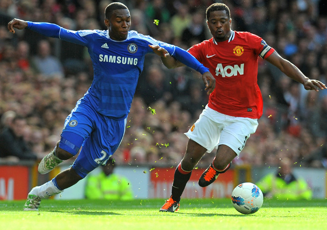 Daniel Sturridge és Patrice Evra küzdenek a Manchester United és a Chelsea mérkőzésén a Premier League-ben 2011-ben.