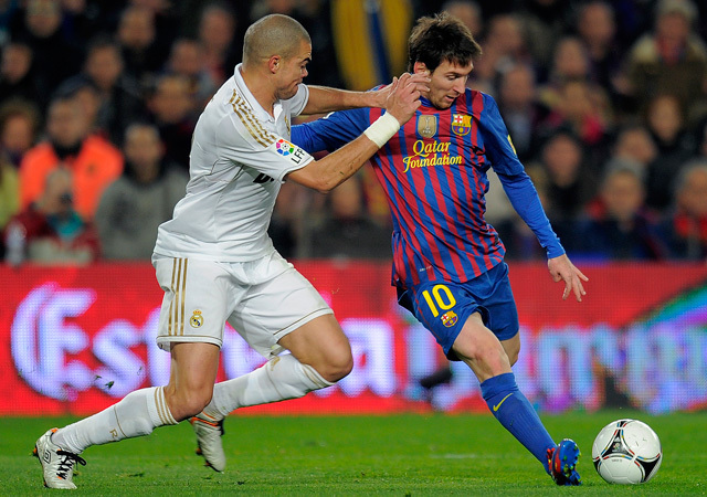 Pepe (b) és Messi a visszavágón is nagy párbajt vívott - Fotó: AFP