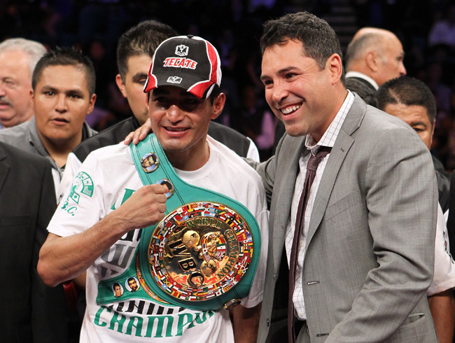 Erik Morales Oscar de la Hoya prómóterrel a WBC kisváltósúlyú világbajnoki címéért kiírt Las Vegas-i mérkőzést követően.