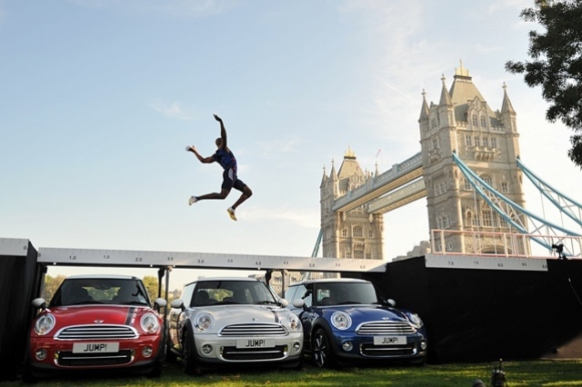 A brit távolugró bátor ugrással mutatta be a legendás Mini cég új modelljét
