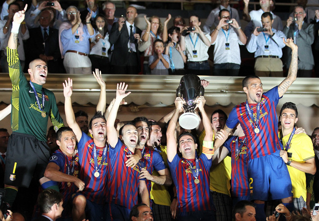 A Barcelona játékosai ünnepelnek, miután megnyerték az Európai Szuperkupát a Porto ellen Monacóban a II. Lajos Stadionban 2011 augusztusában