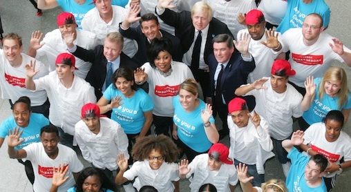 A londoni olimpiára jelentekező önkéntesek a szervezőkkel