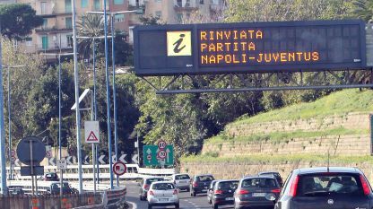 Egy fényújság jelzi az autósoknak, hogy a Napoli-Juventus Serie A-mérkőzés elmarad 2011 novemberében Olaszországban