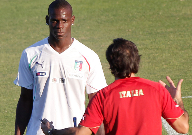 Mario Balotelli hallgatja, amint Cesare Prandelli szövetségi kapitány magyaráz neki az olasz labdarúgó-válogatott edzésén 2011 októberében