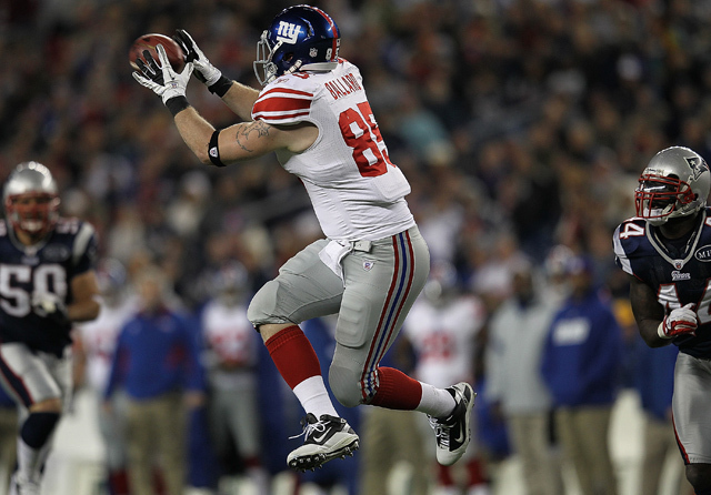 A New York Giants játékosa, Jake Ballard kap el egy labdát a New England Patriots elleni NFL-mérkőzésen