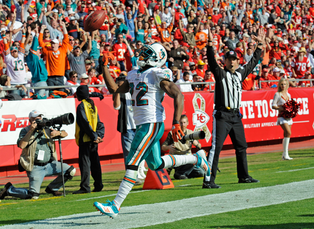 Reggie Bush, a Miami Dolphins játékosa szerez touchdownt a Kansas City Chiefs elleni NFL-mérkőzésen