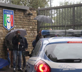 Rendőrautó érkezik az olasz labdarúgó-válogatott edzőtáborához, a nyomozók Domenico Criscitót hallgatták ki a bundabotrány kapcsán 2012-ben.