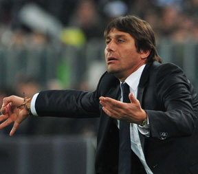 Antonio Conte a Juventus vezetőedzőjeként a csapat egyik mérkőzésén a Serie A-ban 2012-ben.